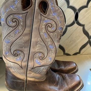Tony Lama size 8.5 ladies. Great condition beautifully broken in, worn twice